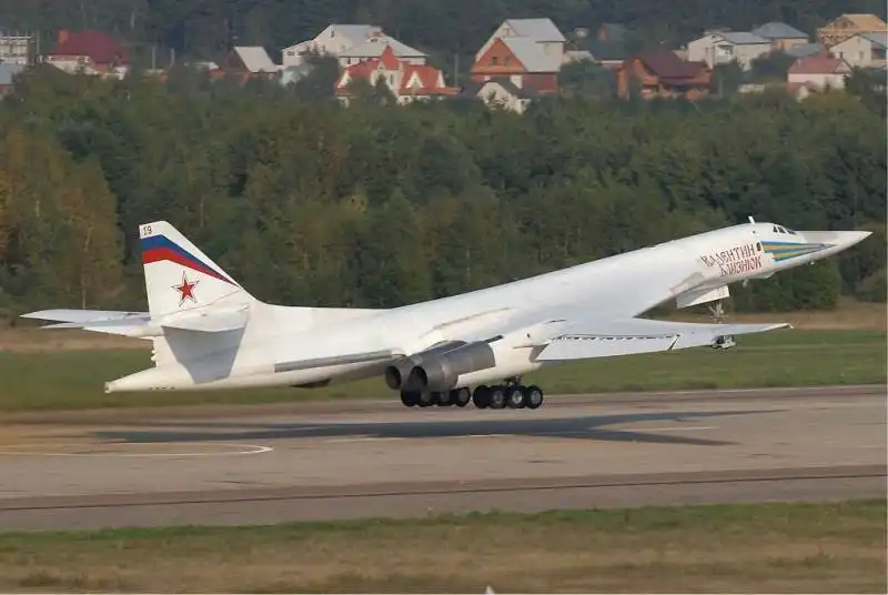 armamenti russi tupolev tu 160 bombardiere