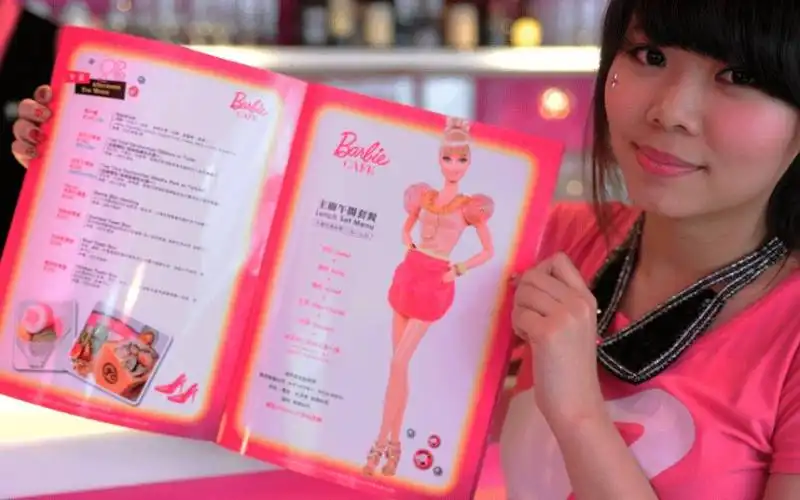 barbie cafe a taiwan