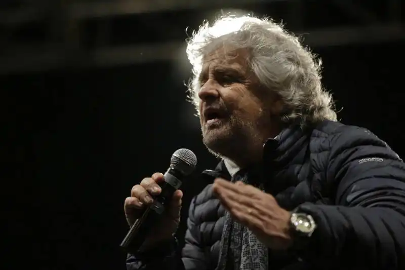 beppe grillo a piazza del popolo  1