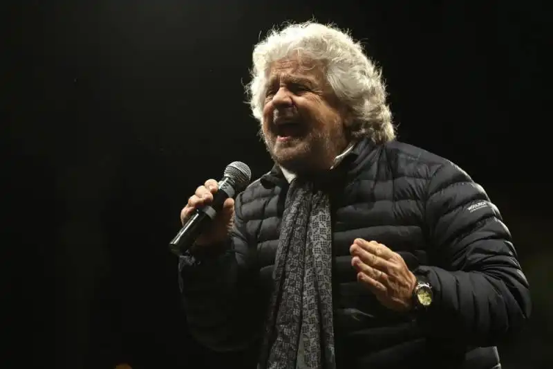 beppe grillo a piazza del popolo  10