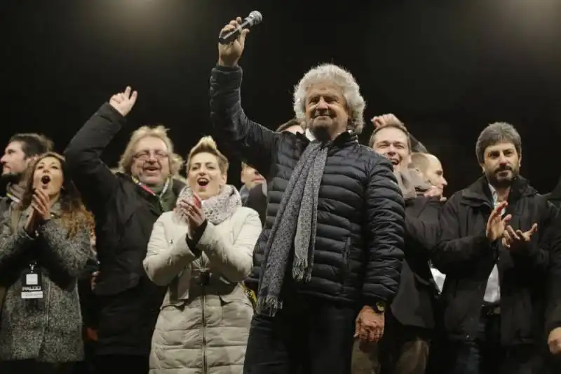 beppe grillo a piazza del popolo  11