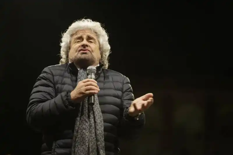 beppe grillo a piazza del popolo  13