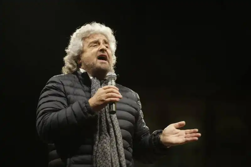 beppe grillo a piazza del popolo  14