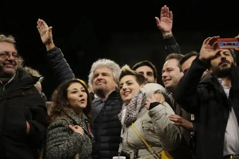 beppe grillo a piazza del popolo  16