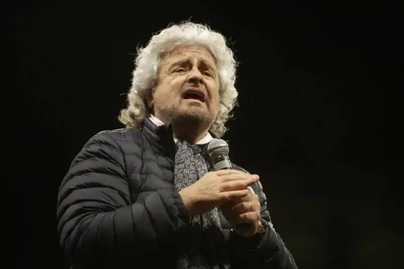 beppe grillo a piazza del popolo  2