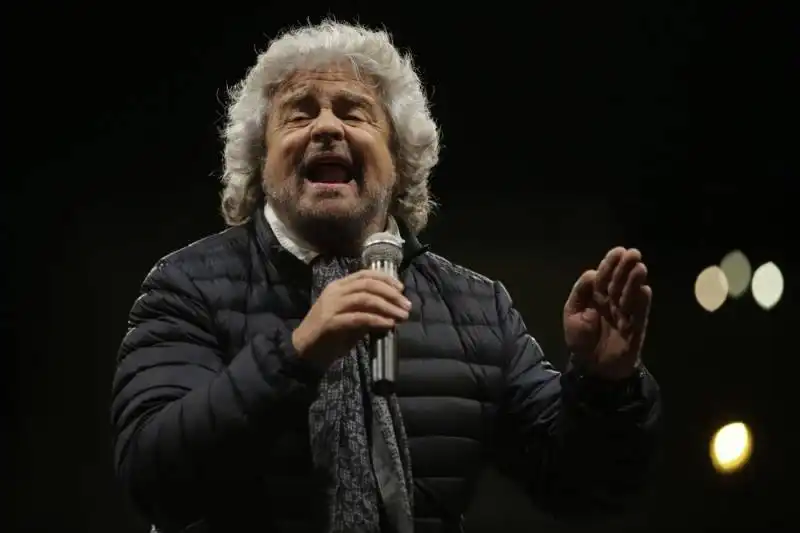 beppe grillo a piazza del popolo  4