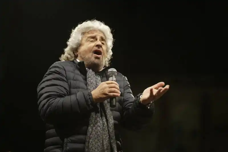 beppe grillo a piazza del popolo  5