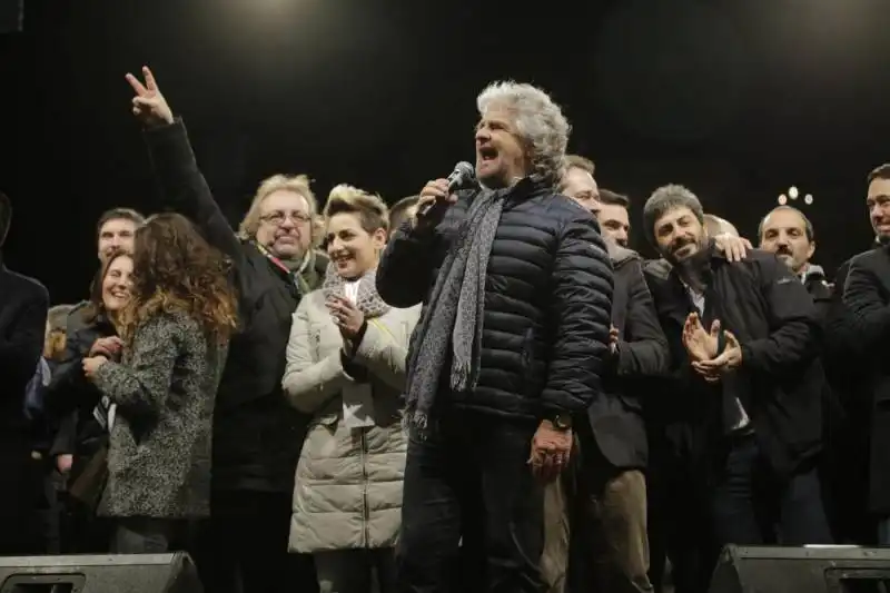 beppe grillo a piazza del popolo  8