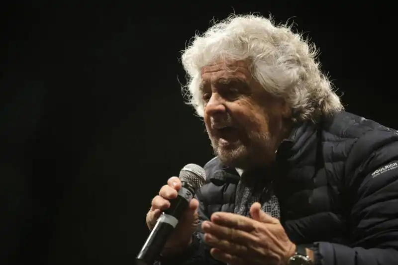 beppe grillo a piazza del popolo  9