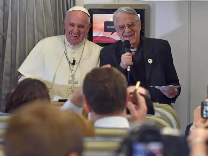 BERGOGLIO SULL AEREO CON PADRE FEDERICO LOMBARDI