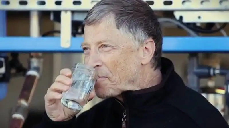 BILL GATES BEVE ACQUA RICICLATA DAGLI ESCREMENTI