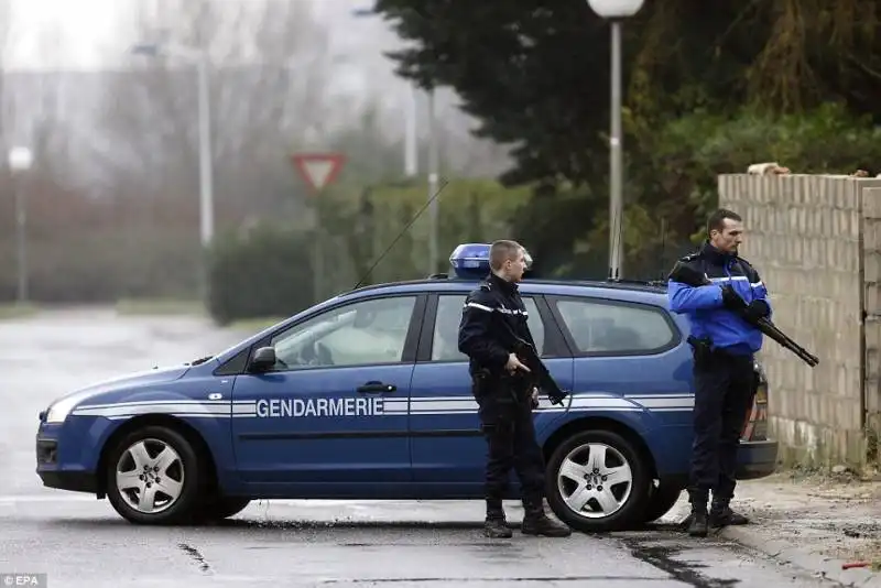 caccia ai terroristi in francia 26