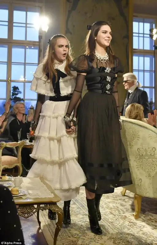 cara e kendall alla sfilata chanel