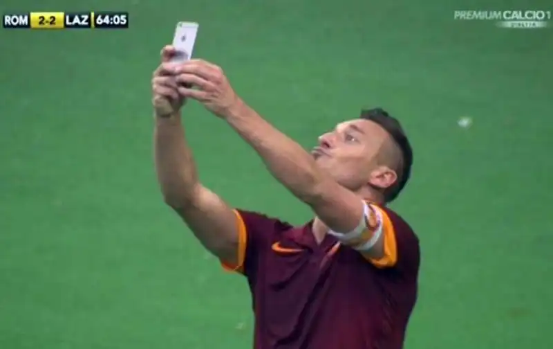 derby roma lazio   il selfie di francesco totti 4