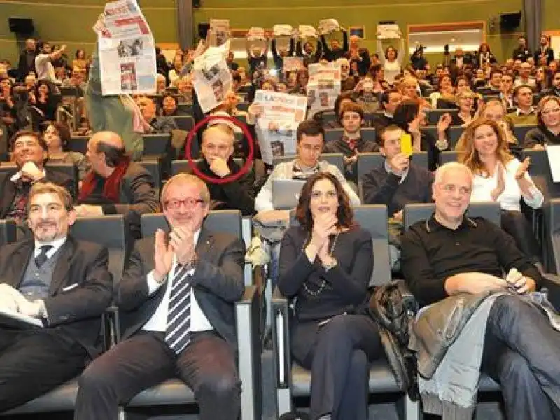 Don Mauro Inzoli, nel cerchio rosso, al convegno in regione lombardia