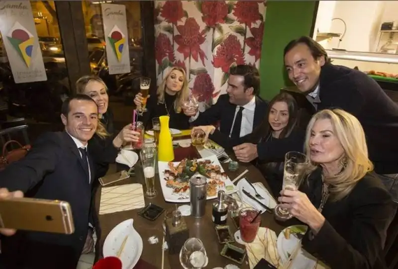 francesca pascale   maria rosaria rossi e alcuni amici a cena