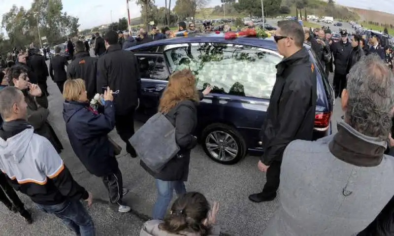 funerali di pino daniele al divino amore  1