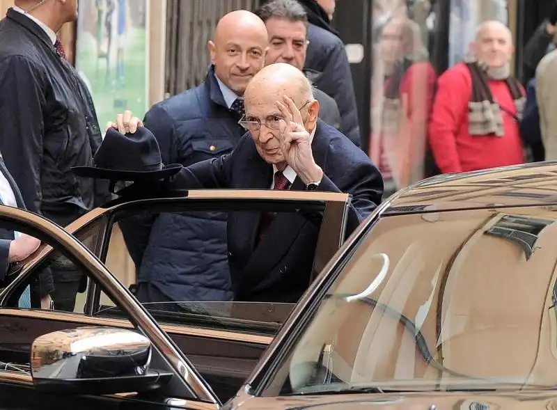 giorgio e clio napolitano tornano a casa a monti  6