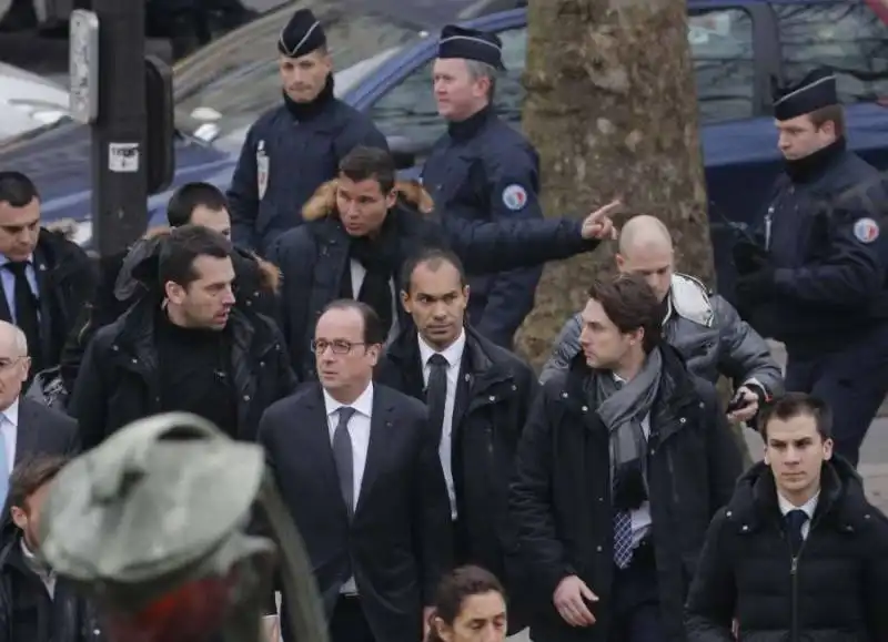 hollande  arriva alla sede di charlie hebdo