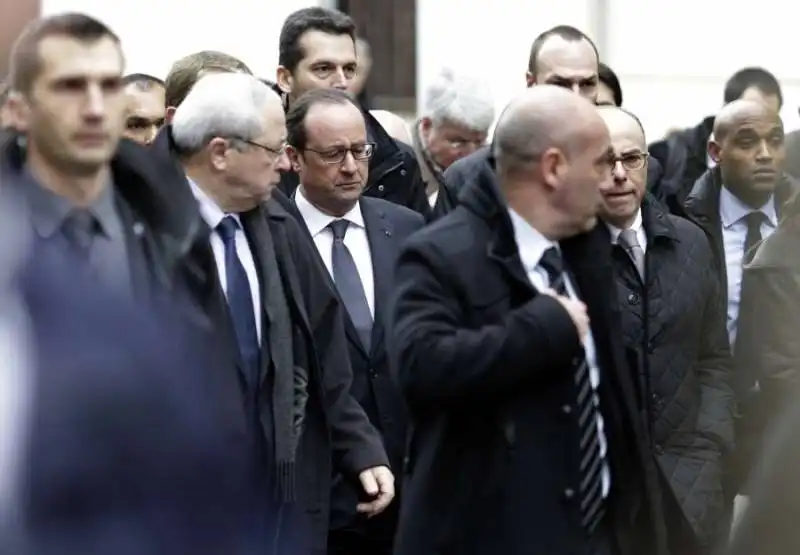 hollande arriva alla sede di charlie hebdo