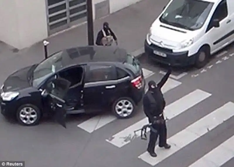 i fratelli kouachi fuggono indisturbati dopo la strage a charlie hebdo  1