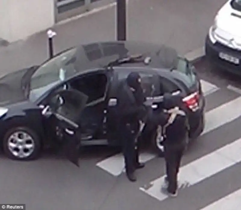 i fratelli kouachi fuggono indisturbati dopo la strage a charlie hebdo  2