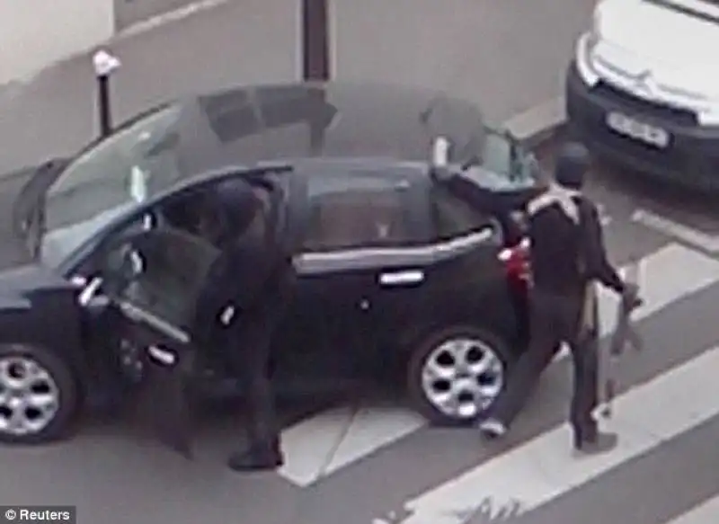 i fratelli kouachi fuggono indisturbati dopo la strage a charlie hebdo  3