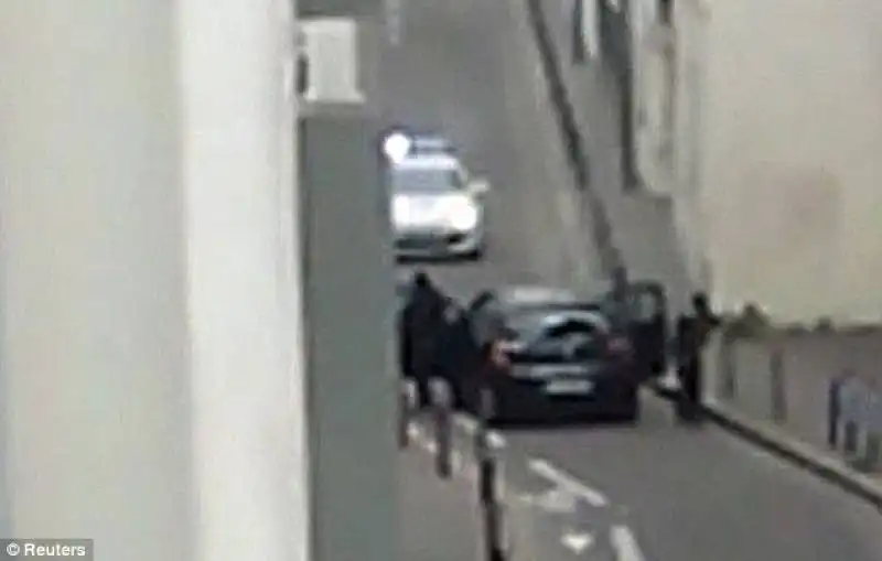 i fratelli kouachi fuggono indisturbati dopo la strage a charlie hebdo  4