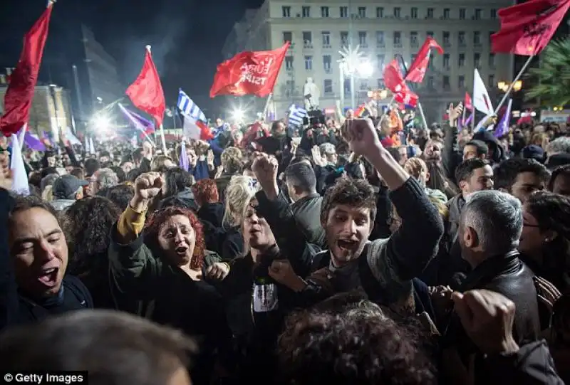 i sostenitori di syriza festeggiano