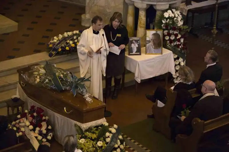 il funerale di anita ekberg  9