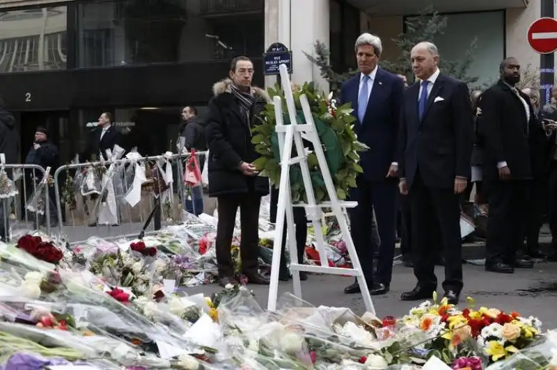 John Kerry et Laurent Fabius devant les locaux de Charlie Hebdo, le 16 janvier