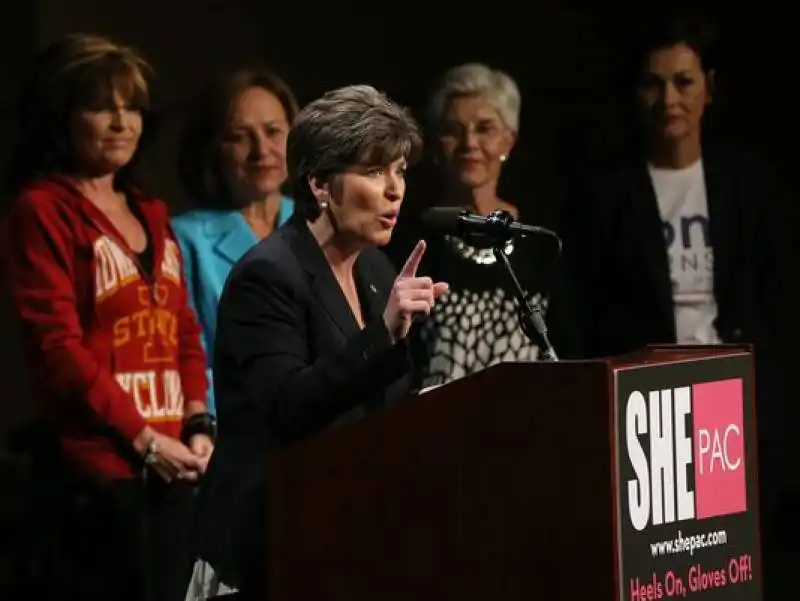 joni ernst con dietro sarah palin e il pac femminile