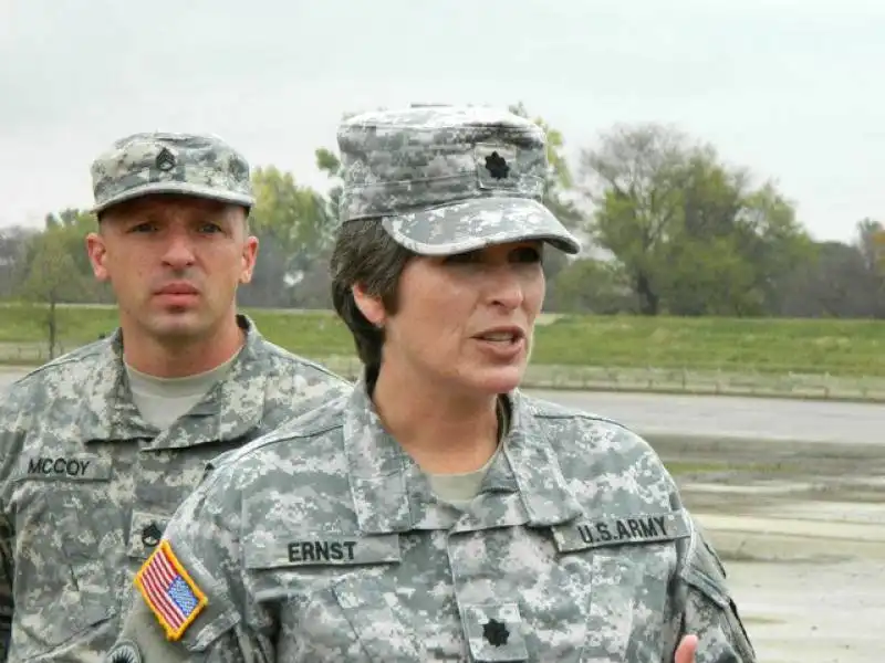 joni ernst con la divisa