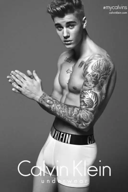 justin bieber col pacco ritoccato da calvin klein