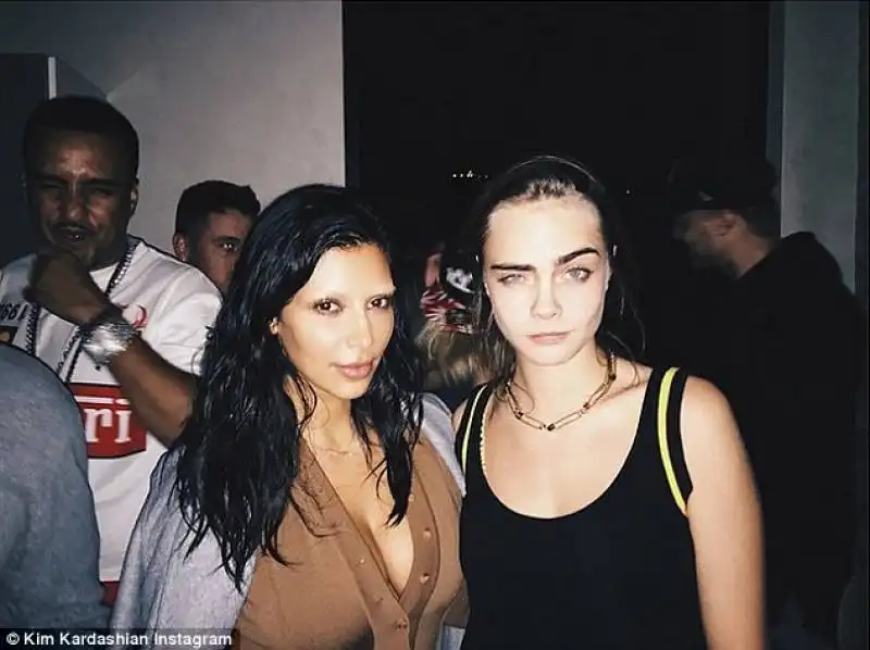 kim e cara a una festa