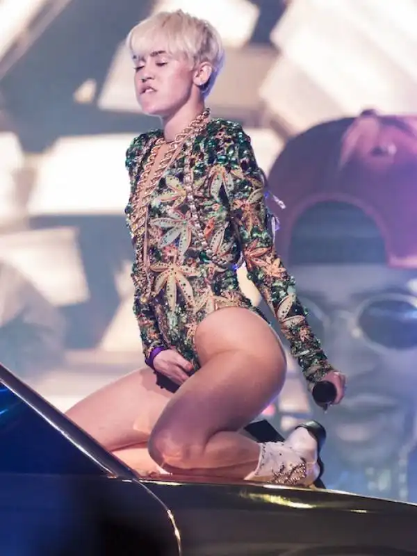 miley cyrus masturbazione sul palco