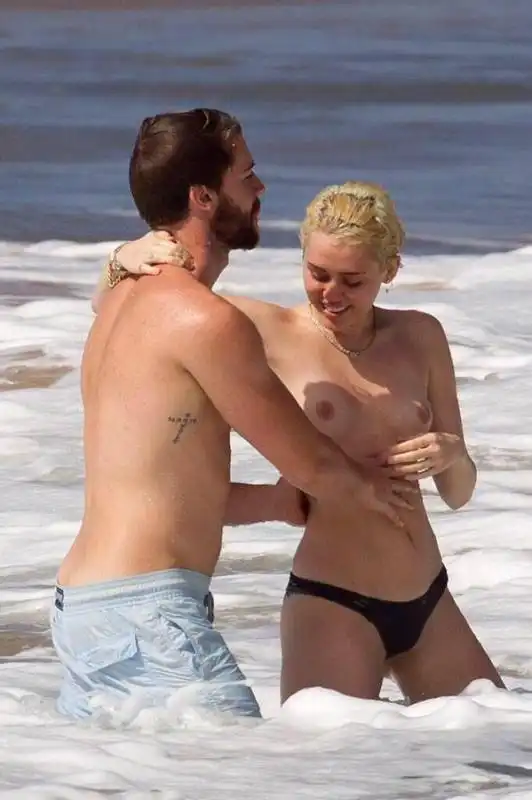 miley e patrick nel mare delle hawaii