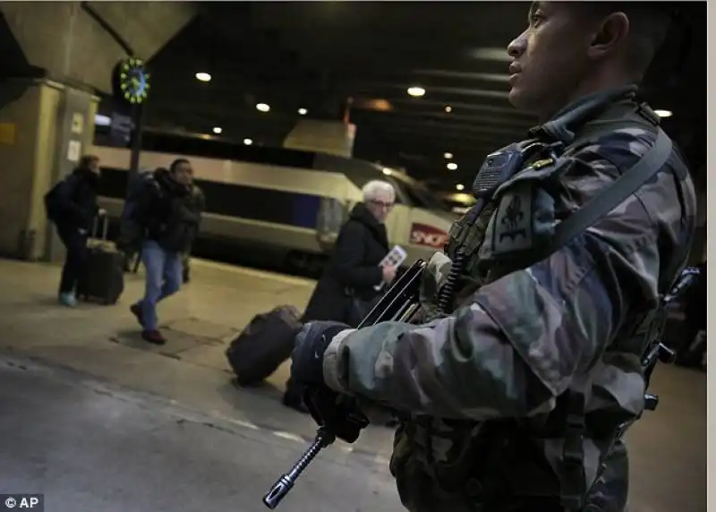 militari presidiano parigi 4