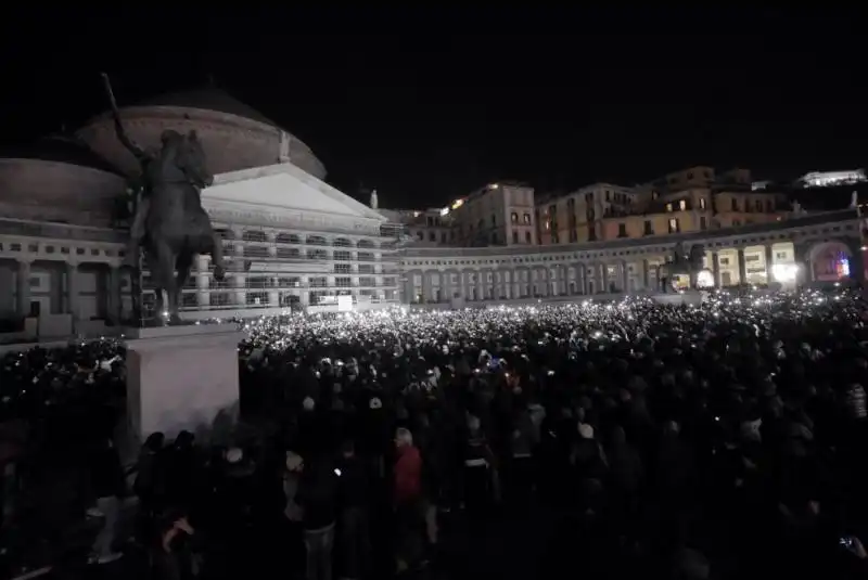 napoli, in centomila al flash mob per pino daniele 1