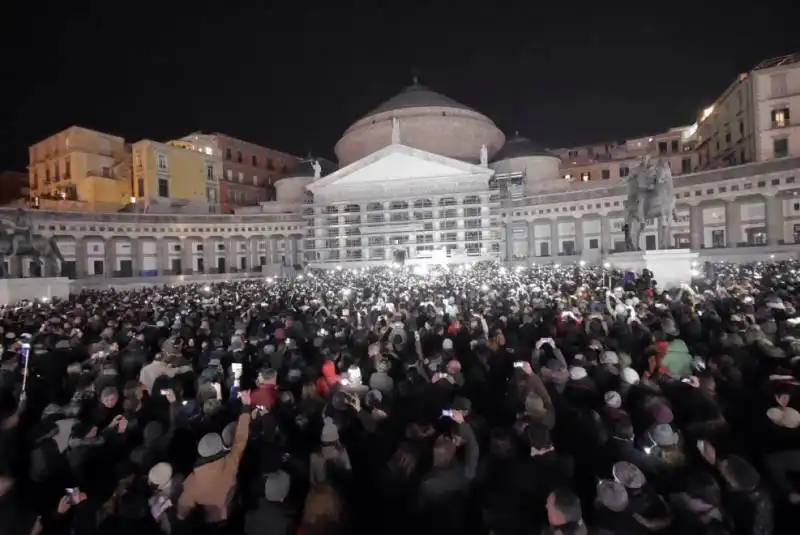 napoli, in centomila al flash mob per pino daniele 12