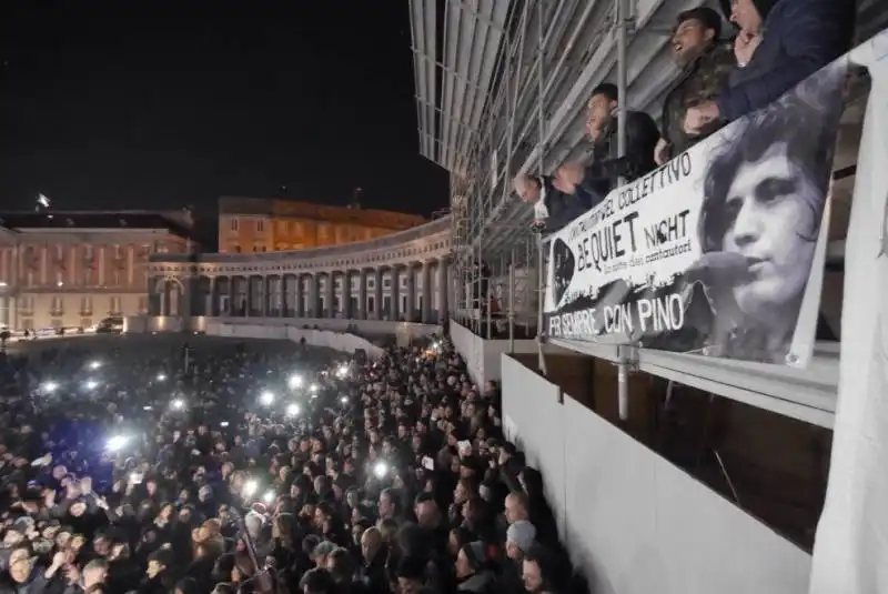 napoli, in centomila al flash mob per pino daniele 14