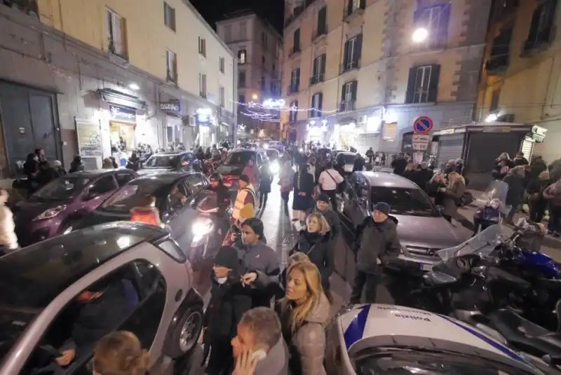 napoli, in centomila al flash mob per pino daniele 3