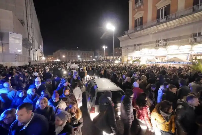 napoli, in centomila al flash mob per pino daniele 5