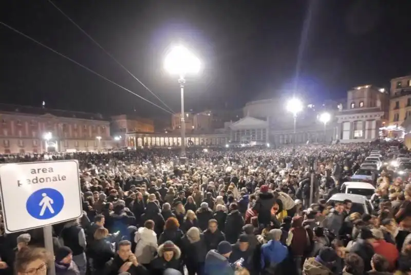 napoli, in centomila al flash mob per pino daniele 9