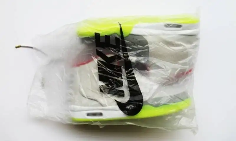 nike air yeezy ordinate dalla cina