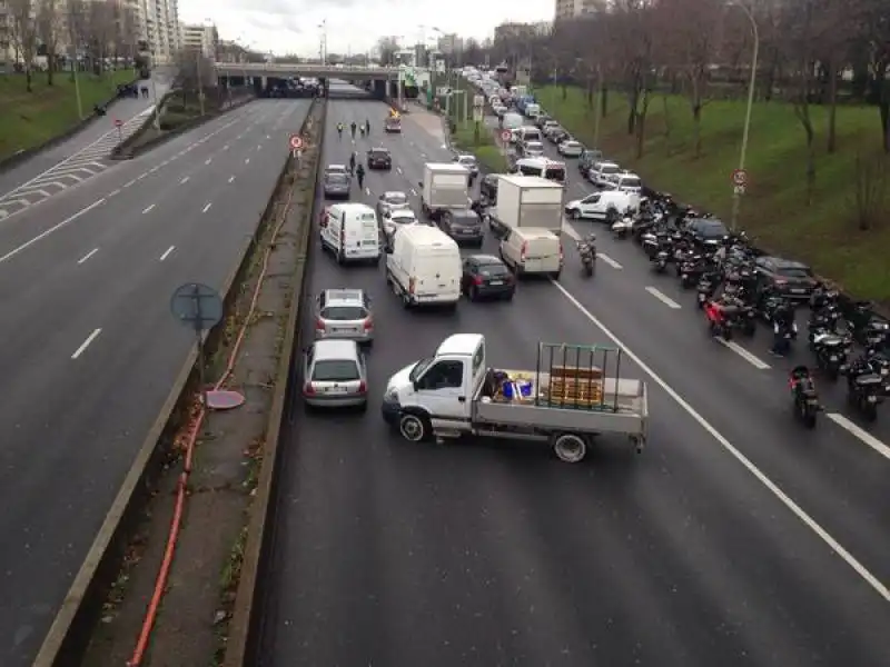 panico alla porte de vincennes la gente lascia l auto