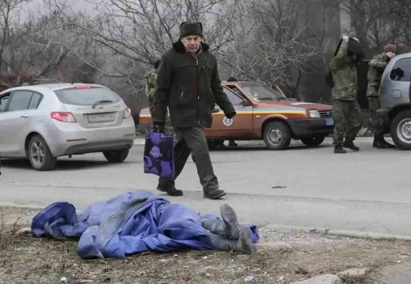 razzi su mariuopol in ucraina cadaveri per strada