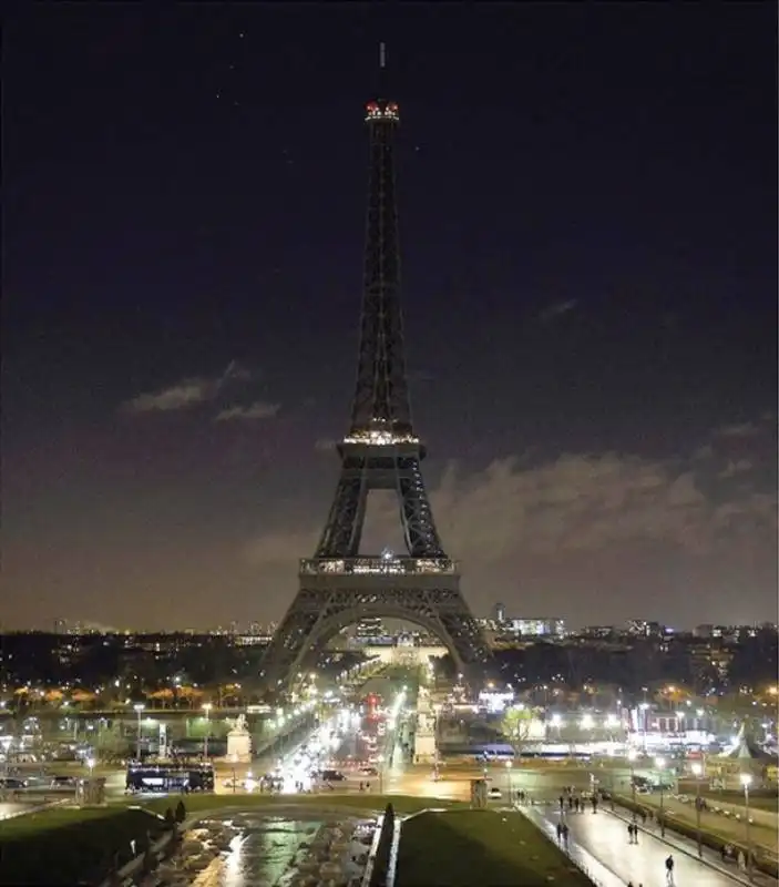 TORRE EIFFEL spenta