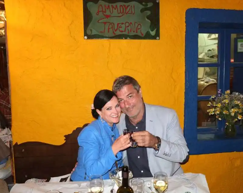 benita alexander e paolo macchiarini a santorini