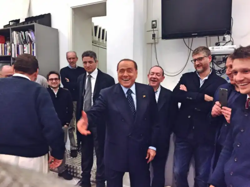 berlusconi visita  la redazione del foglio con giuliano ferrara